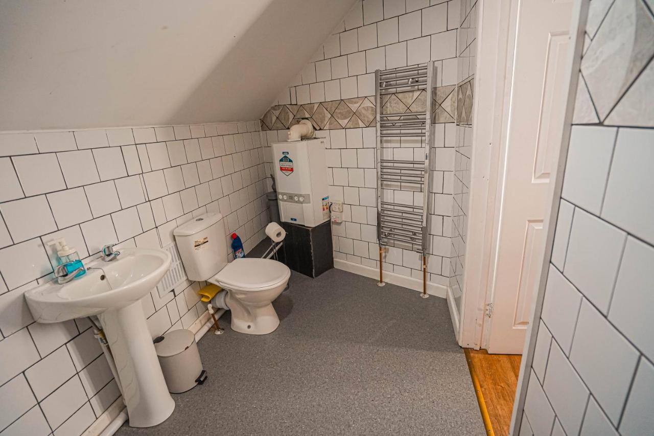 Private And Spacious 2 Bedroom House - Free Parking! Кардифф Экстерьер фото