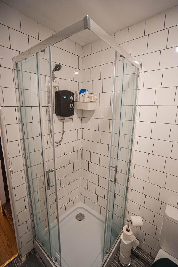 Private And Spacious 2 Bedroom House - Free Parking! Кардифф Экстерьер фото
