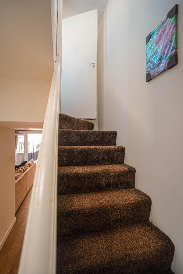 Private And Spacious 2 Bedroom House - Free Parking! Кардифф Экстерьер фото