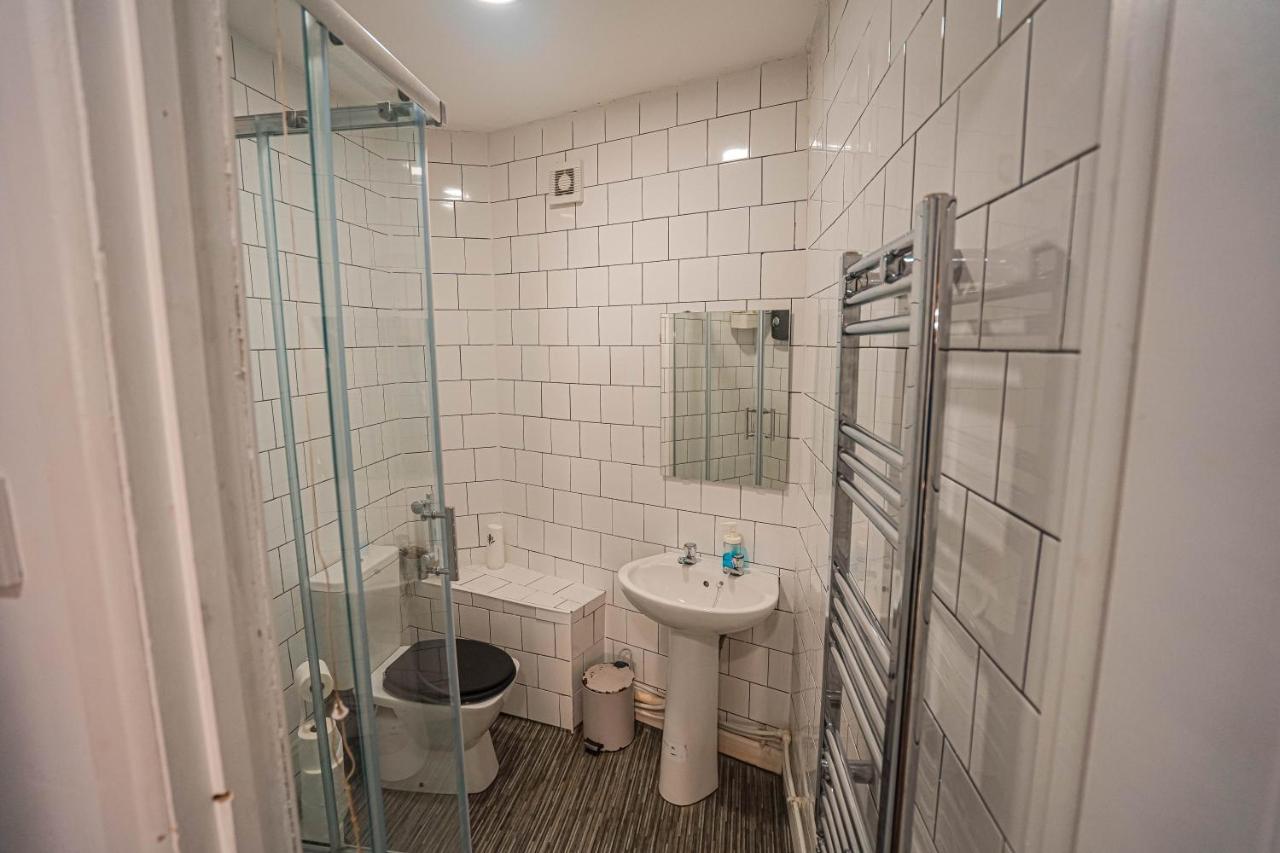 Private And Spacious 2 Bedroom House - Free Parking! Кардифф Экстерьер фото