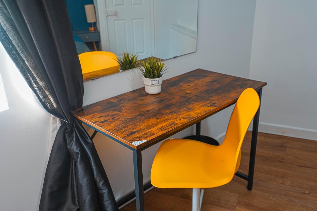 Private And Spacious 2 Bedroom House - Free Parking! Кардифф Экстерьер фото