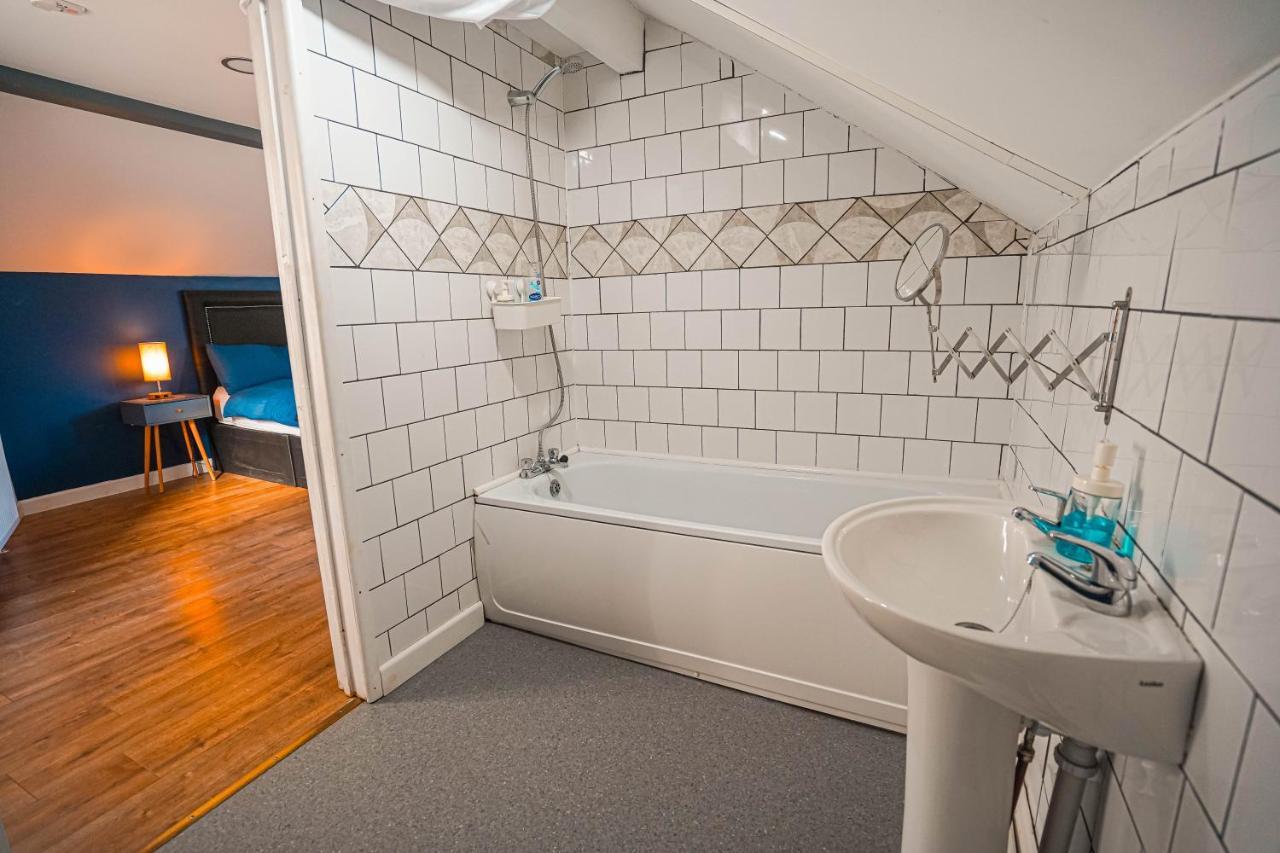 Private And Spacious 2 Bedroom House - Free Parking! Кардифф Экстерьер фото