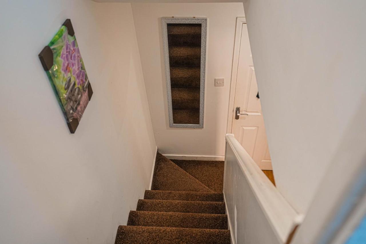 Private And Spacious 2 Bedroom House - Free Parking! Кардифф Экстерьер фото