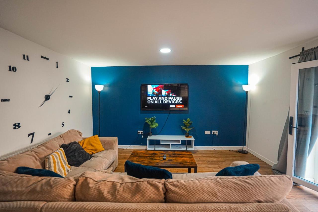Private And Spacious 2 Bedroom House - Free Parking! Кардифф Экстерьер фото