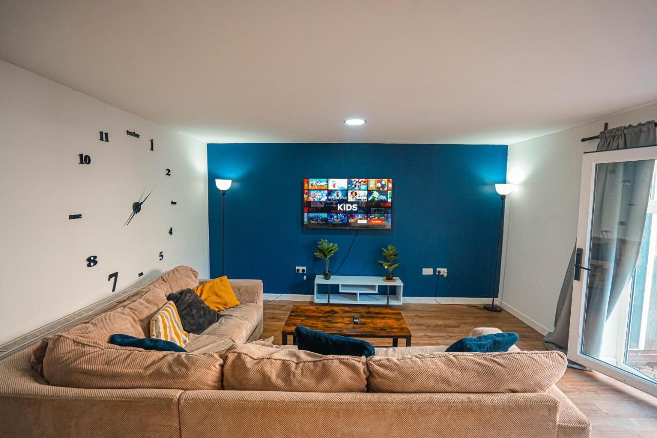 Private And Spacious 2 Bedroom House - Free Parking! Кардифф Экстерьер фото