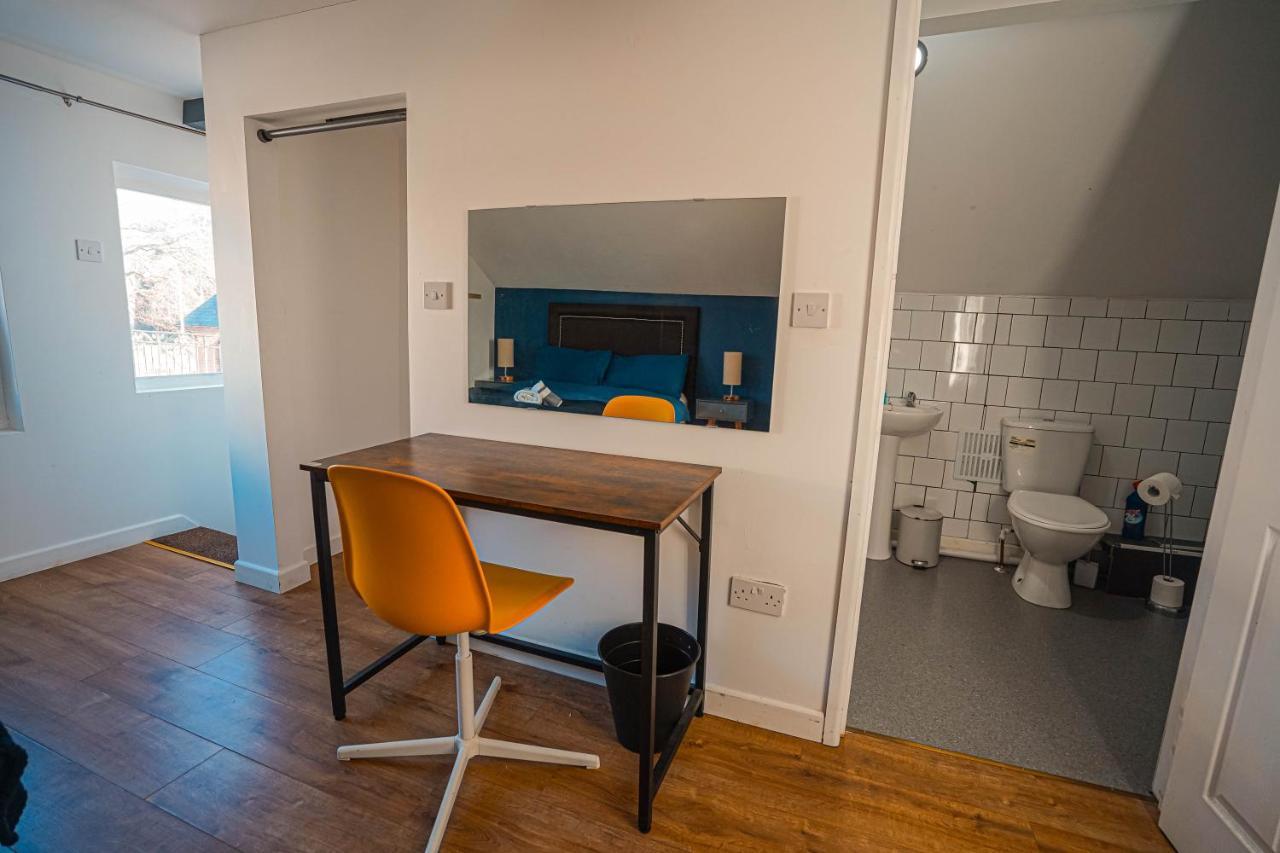 Private And Spacious 2 Bedroom House - Free Parking! Кардифф Экстерьер фото